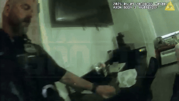 [서울=뉴시스] 레슬링 금메달리스트 카일 스나이더가 경찰의 성매매 단속 작전에 속아 적발됐다. 경찰이 공개한 보디캠 영상에 촬영된 체포 당시 상황. (사진 = TMZ 스포츠 갈무리) 2025.05.15. *재판매 및 DB 금지