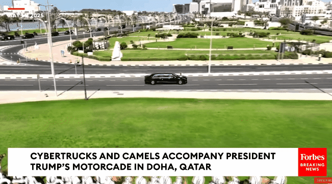 2025년 5월 14일 카타르 도하에 도착한 뒤 전용 차량인 ‘더 비스트’로 이동하는 도널드 트럼프 미국 대통령과 낙타를 타고 호위하는 카타르 경호팀. 포브스 제공