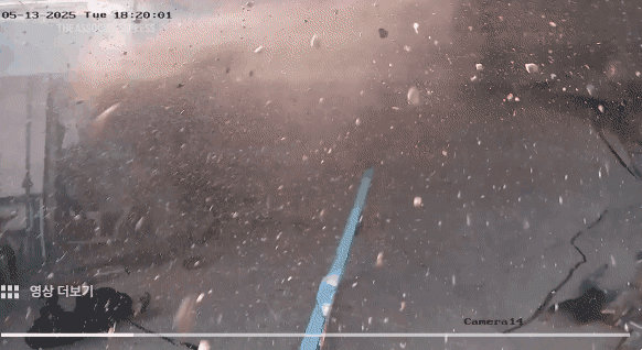 팔레스타인 현지 시간으로 13일 가자지구 칸 유니스의 한 도로에 이스라엘군이 쏜 미사일이 떨어졌다. 이날 하루동안 이스라엘군의 공습으로 사망한 가자지구 주민은 어린이 22명을 포함해 최소 70명에 달한다. AP 연합뉴스