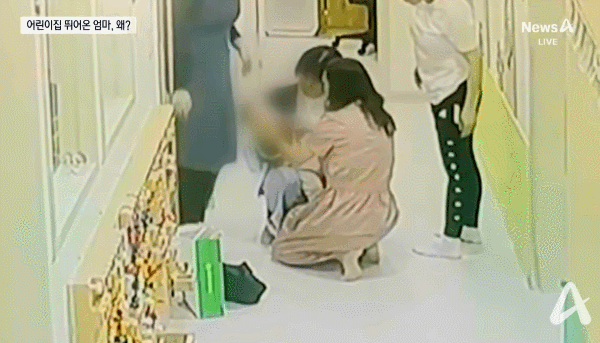 기도에 이물질이 걸려 숨을 제대로 쉬지 못하는 아기에게 하임리히법을 시행하는 어린이집 원장. 채널A