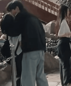 한 커플이 롯데월드에서 줄을 기다리며 애정행각을 벌이고 있다. [사진 = 인스타그램]