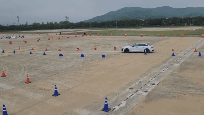 아우디 코리아가 국내 공식 출시를 앞둔 프리미엄 중형 세단 '더 뉴 아우디 A5'와 'S5' 체험 행사를 개최했다. 영상은 A5 주행 체험 모습. /영상=김창성 기자