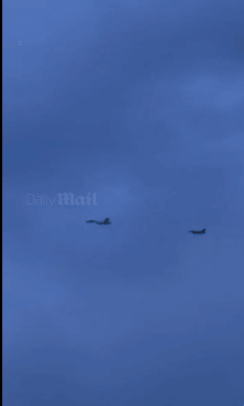 지난 13일 오후 러시아 전투기(앞)와 나토 전투기(뒤)가 에스토니아 상공에서 추격전을 벌였다. 데일리메일 제공