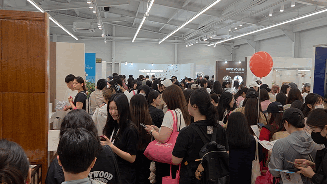 16일 서울 성수동에서 열린 무신사 뷰티 페스타에 많은 방문객들이 몰려있다./영상=박수림 기자