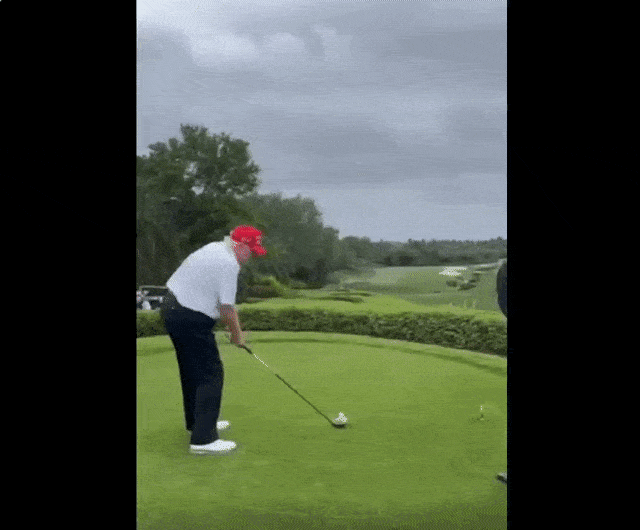 도널드 트럼프 대통령이 지난 6일(현지시간) 트루스소셜에 올린 영상에는 골프 라운딩을 하는 자신의 모습이 담겼다. 7초 분량의 영상에서 그는 강한 바람이 부는 가운데 드라이버로 티샷을 날린다. [트루스소셜 캡쳐]