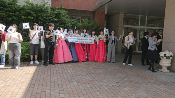대한수의사회는 13일 일본 후쿠오카 츠즈키학원을 방문해 현지인과 유학생들의 환영을 받았다. ⓒ 뉴스1 최서윤 기자