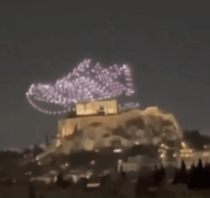 15일(현지시간) 세계적 스포츠 브랜드 아디다스가 그리스 아테네 중심부의 자페이온 홀 상공에서 드론쇼를 진행했다. 드론으로 하늘에 수놓은 커다란 아디다스 운동화가 아크로폴리스 바로 위에서 빙글빙글 돌아가고 있다. SNS갈무리