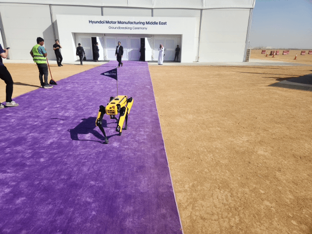 [제다(사우디아라비아)=뉴시스] 유희석 기자 = 지난 14일(현지시간) 사우디아라비아 제다 인근 킹 압둘라 경제도시(KAEC)에서 열린 현대차 사우디 공장(HMMME) 착공식에 보스턴 다이내믹스의 로봇개 '스팟'이 등장해 행사 참가자들의 눈길을 끌었다. 2025.05.18 photo@newsis.com