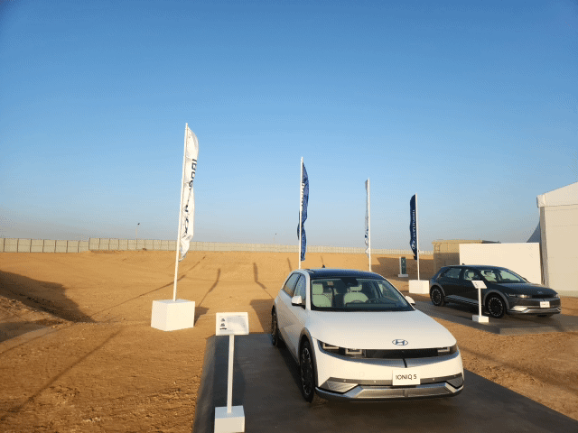 [제다(사우디아라비아)=뉴시스] 유희석 기자 = 지난 14일(현지시간) 사우디아라비아 제다 인근 킹 살만 경제도시에서 열린 현대차의 중동 첫 생산기지(HMMME) 착공식 행사장에 전기차 모델인 아이오닉 5가 전시돼 있다. 2025.05.18 photo@newsis.com