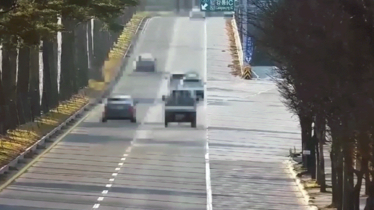 2022년 12월6일 발생한 강릉 홍제동 급발진 의심 사고 모습. 티볼리 차량이 빠른 속도로 질주하다 공중으로 치솟은 뒤 배수로로 추락했다. SBS 보도화면 캡처