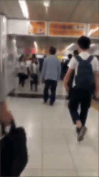 2018년 5월 일본에서 논란이 된 영상으로 한 남성이 지하철 역사에서 여성만 골라 일부러 몸을 충돌하는, 이른바 ‘어깨빵’을 하고 있다. 이 남성은 불과 30초 만에 여성 4명을 상대로 ‘어깨빵’을 저질렀다. 유튜브 캡처