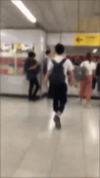 2018년 5월 일본에서 논란이 된 영상으로 한 남성이 지하철 역사에서 여성만 골라 일부러 몸을 충돌하는, 이른바 ‘어깨빵’을 하고 있다. 이 남성은 불과 30초 만에 여성 4명을 상대로 ‘어깨빵’을 저질렀다. 유튜브 캡처