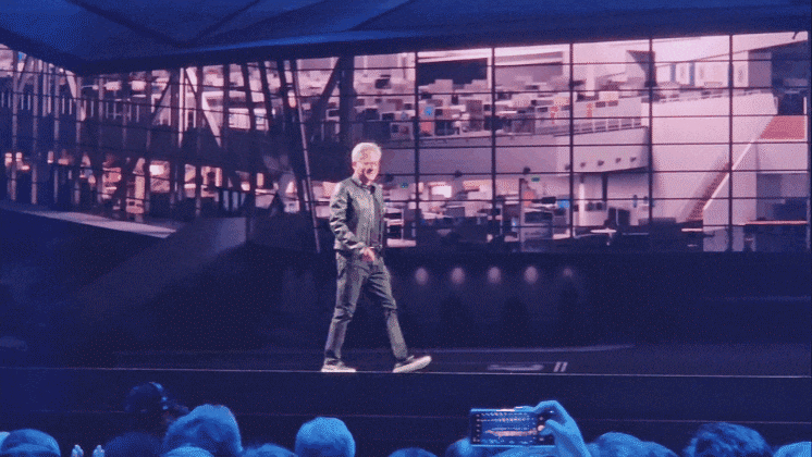 19일(현지시각) 아시아 최대 IT·컴퓨팅 전시회 '컴퓨텍스 2025' 개막 전 열린 엔비디아의 기조연설에 젠슨 황 엔비디아 최고경영자(CEO)가 입장하고 있다./타이베이=전병수 기자