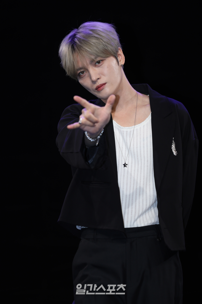 김재중 “MV 속 기타 부수는 퍼포먼스, 힘들었지만 쾌감 있었다”