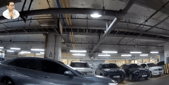 지난 4일 국내 한 마트 지하주차장에서 후진주차를 시도하다 앞차와의 거리를 확인하지 못하고 접촉사고를 낸 운전자의 사연이 소개됐다. 영상은 유튜브 채널 '한문철TV' 캡처. [영상=유튜브 '한문철TV']