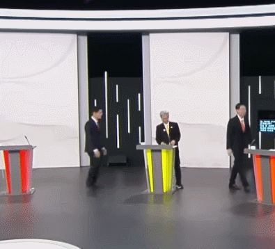 18일 제21대 대선 1차 후보자 토론회 종료 직후 김문수 국민의힘 후보(왼쪽)의 악수 요청을 거부하는 권영국 민주노동당 후보. 중앙선거관리위원회 유튜브 영상 캡처