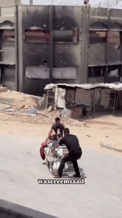 18일(현지시간) ‘기드온의 전차 작전’ 계획에 따라 팔레스타인 가자지구 전역에서 광범위한 새 지상작전을 개시한 이스라엘군이 가자 북부 인도네시아병원을 ‘포위 공격’하자, 의료진이 환자들을 병원침대와 휠체어째 피신시키고 있다. 2025.5.18 엑스