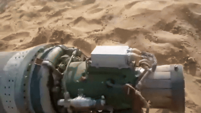 인도와 파키스탄이 무력 충돌한 7일(현지시간) 인도 서부 국경 라자스탄주에서 발견된 미사일 잔해. 인도군이 운용하는 브라모스 미사일이라는 게 전문가들 분석이다. 하지만 인도 육군 서부사령부는 18일 소셜미디어(SNS)에 올린 선전 영상에서 이를 자국군이 격추한 파키스탄 미사일 잔해로 소개했다가, 관련 지적에 돌연 영상을 삭제했다. 엑스