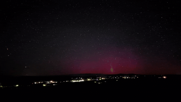 오로라 사진작가 데릭 윌슨도 미국 뉴멕시코주 파밍턴 지역에서 이 모습을 촬영해 공개했다. (영상=데릭 윌슨 엑스 @Xhillsblockview)