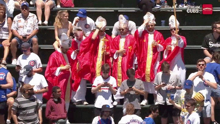 /소셜미디어 X(엑스)16일 시카고 화이트 삭스 팬인 레오 14세 교황을 기리며 교황 차림을 하고 경기장 관중석에 등장한 야구팀 팬들.