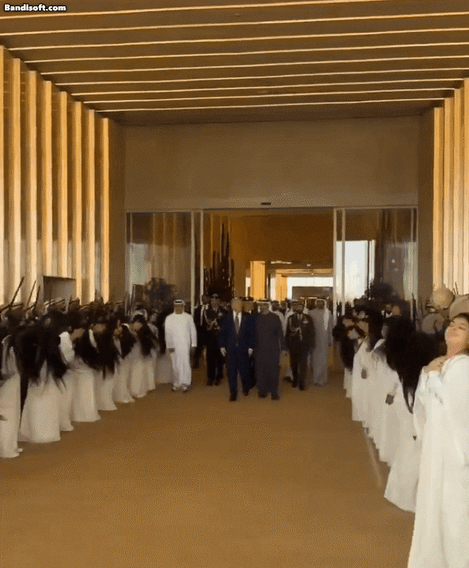 UAE를 방문한 트럼프 대통령이 등장하자 현지 소녀들이 머리를 흔들고 있다. /엑스(X)