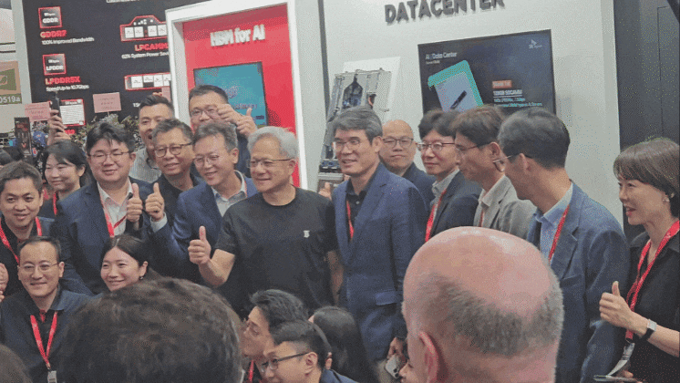 20일(현지시각) 대만 타이베이 난강전람관에서 진행된 아시아 최대 IT·컴퓨팅 전시회 '컴퓨텍스 2025'에서 젠슨 황 엔비디아 최고경영자(CEO)가 SK하이닉스 임직원들과 기념 사진을 촬영하고 있다. /타이베이=전병수 기자