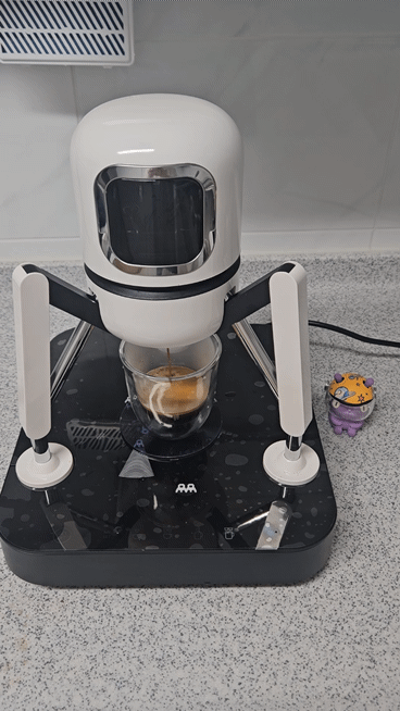 LG듀오보가 완성된 커피를 추출하고 있다. [사진=설재윤 기자]