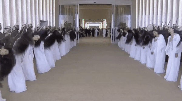 15일(현지시간) 미국 대통령으로는 17년 만에 아랍에미리트(UAE)를 방문한 도널드 트럼프 대통령이 아부다비에서 셰이크 무함마드 빈 자이드 알나하얀 UAE 대통령과 현지 소녀들의 환대를 받고 있다. 사진은 환영식에서 소복 차림의 소녀들이 전통 무용 ‘알 아이알라‘(Al-Ayyala)를 선보이는 모습. 2025.5.15 엑스