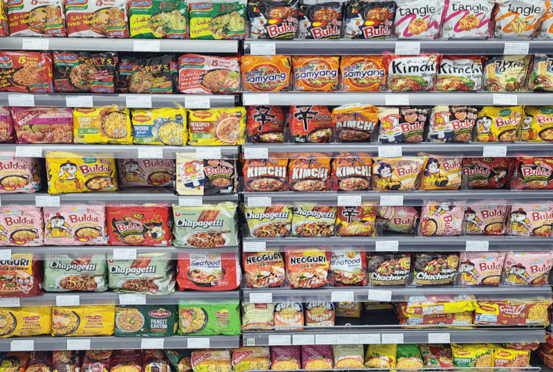 아랍에미리트 두바이에 위치한 현지 슈퍼마켓 '웨이트로즈(Waitrose)'에 마련된 K라면 매대. 삼양식품의 불닭볶음면·삼양라면부터 농심의 신라면·짜파게티 등이 진열돼 있다. /민영빈 기자