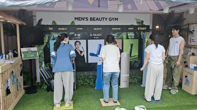 21일 서울 용산구 노들섬에서 열린 '2025 올리브영 페스타' 행사에서 참여객들이 한 부스에서 경품을 받기 위한 이벤트에 참여하고 있다. /정재훤 기자