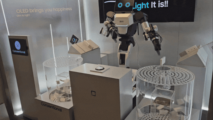 21일(현지시각) 대만 타이베이 난강전람관에서 열린 아시아 최대 IT·컴퓨팅 전시회 '컴퓨텍스 2025' 삼성디스플레이 프라이빗 부스 입구에서 레인보우로보틱스의 로봇이 두개의 원통에 각각 OLED와 LCD 패널을 집어넣고 바람을 불어 OLED가 LCD와 비교할 때 얼마나 가벼운지를 실험하는 '로봇 쇼'를 선보이고 있었다./타이베이=전병수 기자