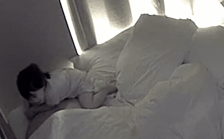 영국 버크셔주 슬라우에 거주하는 임마누엘 데메길로(왼쪽)가 저혈당 발작으로 침대에 쓰러져 있자 두 살배기 딸 자브가 아빠를 깨우려 하고 있다. 'zabbiieeee' 틱톡 계정 캡처