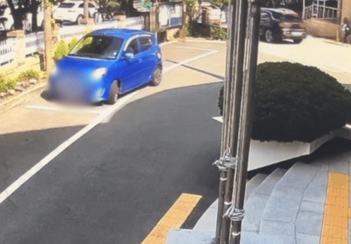 경찰 지구대 주차장에 차량을 세운 뒤 화단에서 노상방뇨를 하는 50대 남성. 경찰은 이 남성과 대화 중 음주 의심 정황을 포착해 추궁 끝에 음주운전 사실을 자백받았다. 해운대경찰서 제공