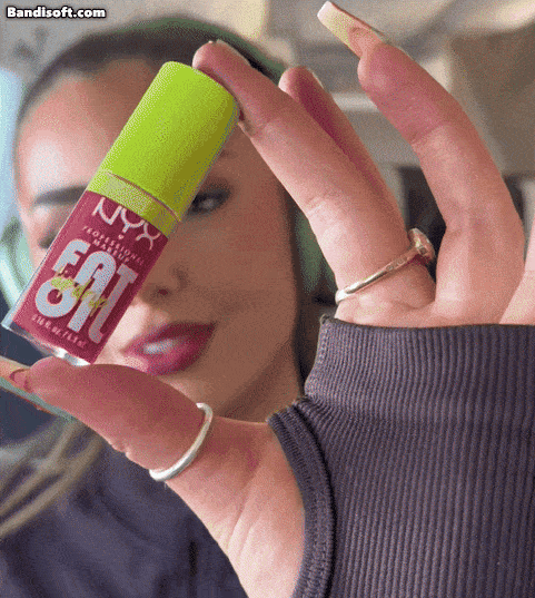 틱톡 인플루언서 조지아 배럿이 기내에서 화장을 하는 모습. [사진 = 틱톡 캡처]