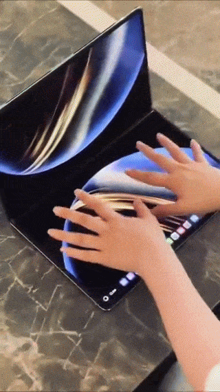 화웨이가 출시한 폴더블 노트북 ‘메이트북 폴드’. 90°로 펼치면 가상 키보드가 나타나 일반 노트북처럼 사용할 수 있다. [엑스 갈무리]