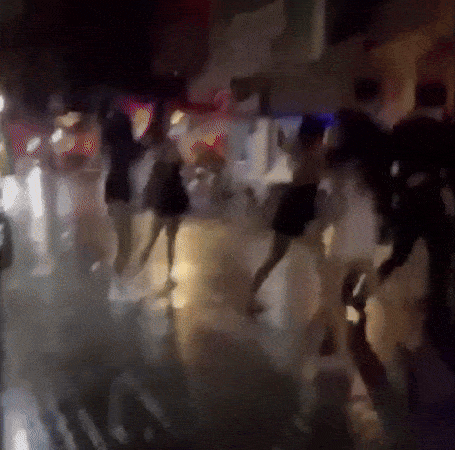 지난 14일 새벽 태국 파타야 워킹스트리트에서 여성들이 집단 난투극을 벌이고 있는 모습. [SNS 갈무리]