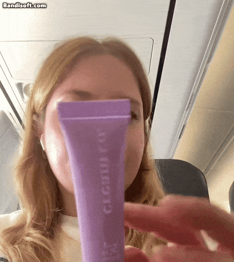 틱톡 인플루언서 버핀 일마즈가 기내에서 화장을 하는 모습. [틱톡 갈무리]