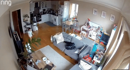 [서울=뉴시스] 영국의 한 2세 여자아이가 저혈당증으로 발작 증세를 보이는 아버지를 포도당 알약으로 구해냈다. (사진 = 틱톡 갈무리) 2025.05.21. *재판매 및 DB 금지