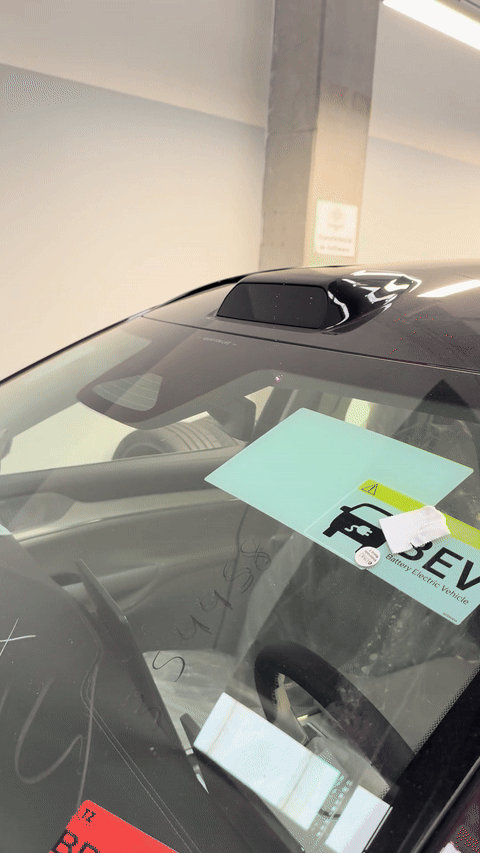 [서울=뉴시스] 라이다가 탑재된 볼보 EX90 루프 라인을 촬영하자 이미지 센서가 손상을 입는 모습. (출처=레딧 갈무리) photo@newsis.com *재판매 및 DB 금지 *재판매 및 DB 금지