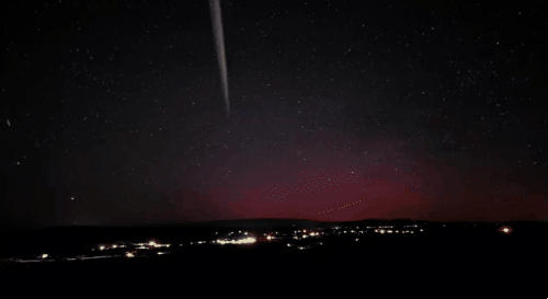미국 현지시간으로 17일, 미국 뉴멕시코주 파밍턴 밤하늘에서 포착된 흰색 빛줄기. 오로라 사진작가 데릭 윌슨 엑스 캡처
