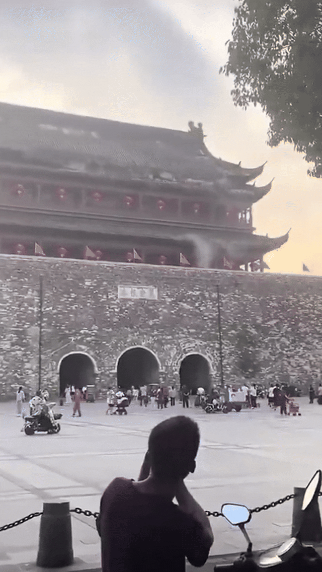 19일(현지시간) 중국 안후이성 츠저우시 평양현의 ‘명중도 고루’ 기와가 무너지고 있다. 2025.5.20 웨이보