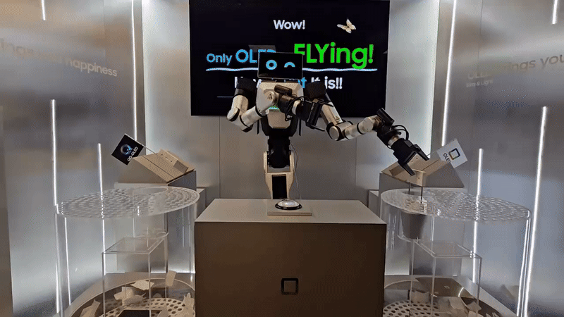 바람이 불어도 LCD 패널(왼쪽)은 바닥에 붙어있지만 OLED 패널은 위로 떠오르는 모습