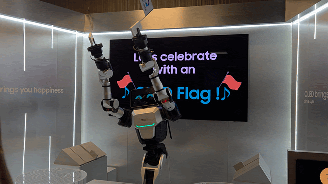 삼성 OLED의 가볍고 얇은 특성을 이색적인 퍼포먼스를 통해 선보이고 있는 레인보우로보틱스의 이동형 양팔로봇.ⓒ임채현 기자