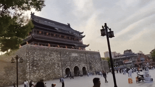 지난 19일 중국 안후이성 츠저우시 펑양현에 있는 명나라 시절 건축물 '명중도 고루'(明中都鼓楼)의 기와가 무너지는 모습. 사진=웨이보 캡처