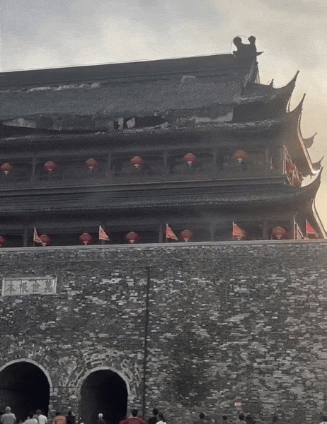 지난 19일 중국 안후이성 츠저우시 펑양현에 있는 명나라 시절 건축물 '명중도 고루'(明中都鼓楼)의 기와가 무너지는 모습. 사진=웨이보 캡처