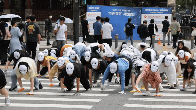 환경단체 녹색연합 소속 활동가들과 전문무용수, 시민들이 22일 서울 광화문광장 일대에서 생물다양성의 날을 맞아 ‘공생2’ 퍼포먼스를 벌이고 있다. 문재원 기자