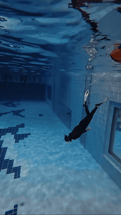 프리다이빙 시범을 보이는 강사/사진=김지은 여행+ 기자