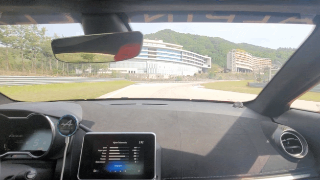 경량 스포츠카 'A110S'는 고성능 주행 경험을 선사한다. /영상=김창성 기자