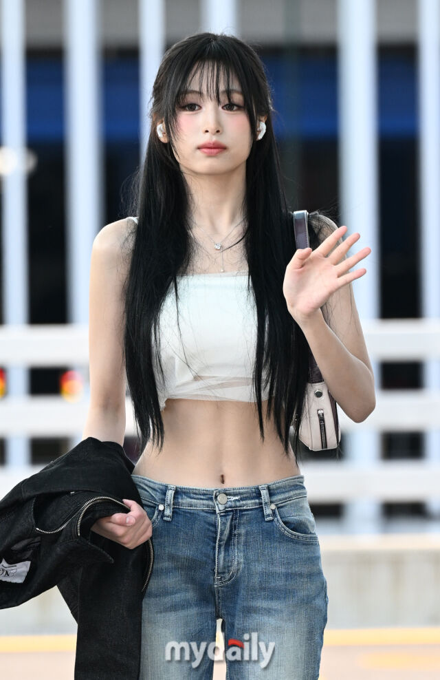 [MD포토] 베이비몬스터 아현 '역대급 복근'