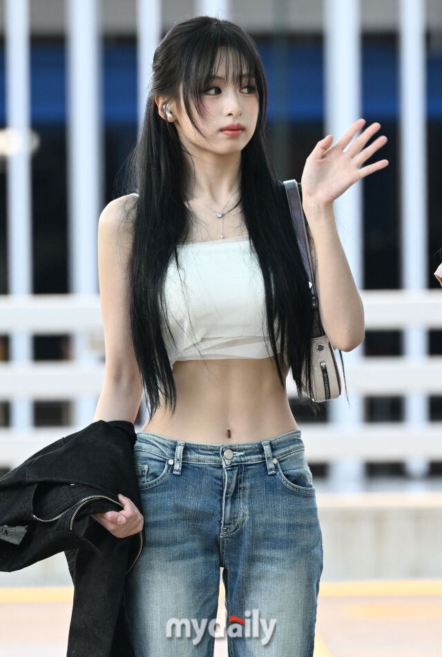[MD포토] 베이비몬스터 아현 '그림자 지는 복근'